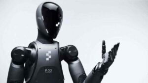 Estande da BYD em conferência de tecnologia na China, com conceito de robô humanoide e telão da marca ao fundo, landscape