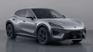 SUV da Huawei copia Ferrari? O que existe até agora Luxeed RX em registro chinês, vista traseira horizontal destacando aerofólio no teto e difusor inferior