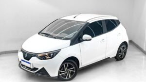 Emova Easy em cor clara, foto frontal em rua urbana brasileira, carro compacto estacionado, landscape
