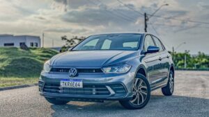 Fachada de concessionária Volkswagen no Brasil com carros novos expostos na área externa, foto horizontal diurna