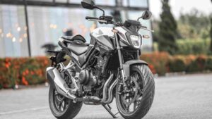 Honda CB 500 Hornet 2027 na cor Prata Metálico, foto frontal em rua urbana, landscape