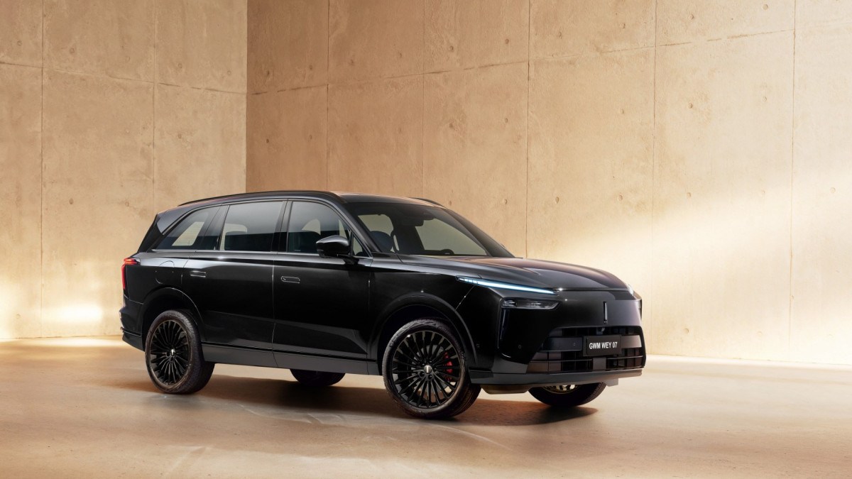 Wey 07 Dark Edition: SUV híbrido plug-in com visual escurecido GWM Wey 07 Dark Edition em vista lateral com rodas aro 21 e pinças vermelhas, landscape