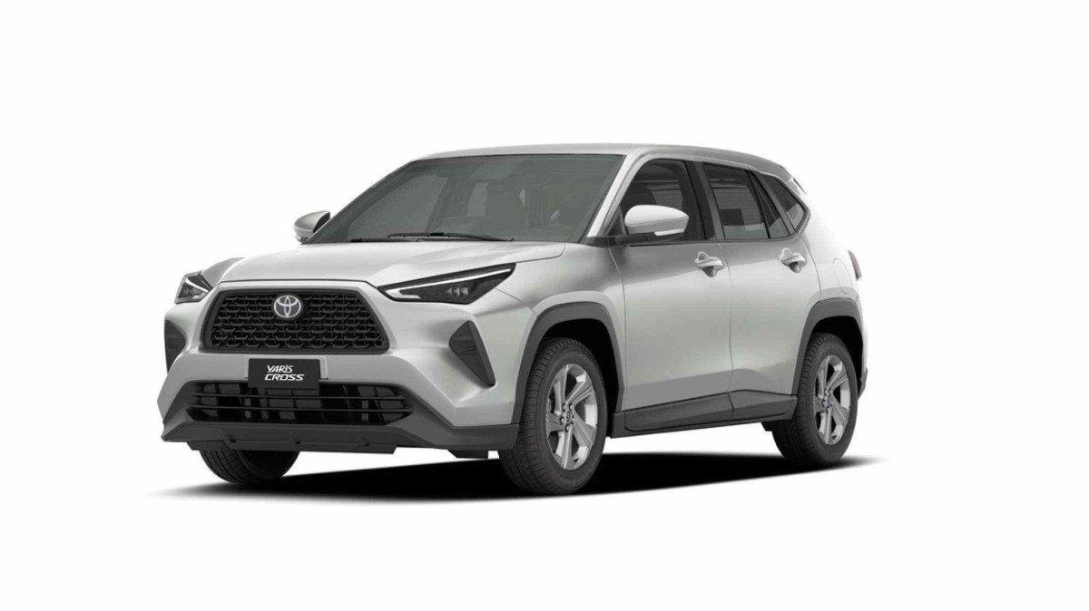 Toyota Yaris Cross 2026 na cor prata, foto frontal em avenida urbana brasileira, landscape