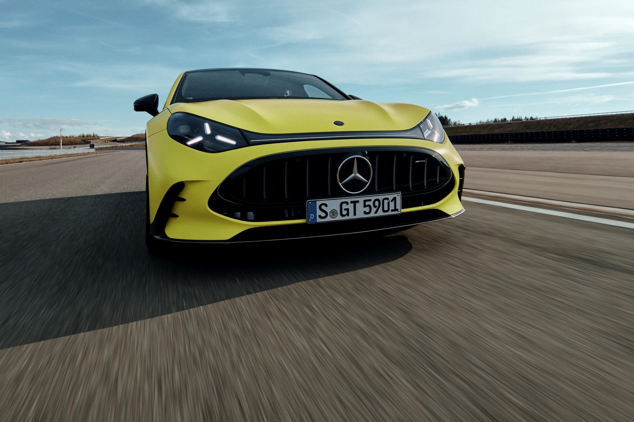Interior do Mercedes-AMG GT 4-Door Coupé elétrico com tela central ampla, painel digital e tela do passageiro, horizontal