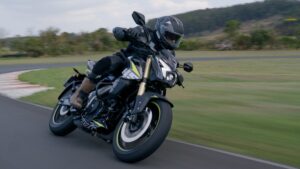 Fachada de concessionária Bajaj no Brasil com logos de KTM e Husqvarna em destaque, foto horizontal externa