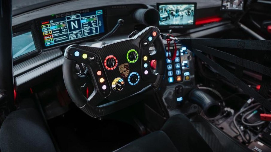 Cockpit do 911 GT3 R Rennsport tem apenas banco do piloto, gaiola de proteção e monitores das câmeras externas