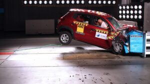 manequim de crash test em laboratório automotivo, vista lateral dentro de carro de teste, imagem horizontal