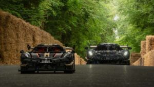 Carro de Lego a 111 km/h? Koenigsegg vira realidade Koenigsegg Sadair’s Spear feito com peças Lego Technic em tamanho real, foto frontal em pista de Goodwood, horizontal