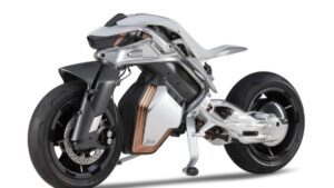 Tecnologia de equilíbrio em motos chega ao mercado global Protótipo Honda Riding Assist em demonstração parado sem apoio lateral, vista frontal em pavilhão de tecnologia, landscape
