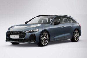 Peruas premium da Audi desembarcam com preços altos Audi A5 Avant e Audi A6 Avant e-tron em exposição de lançamento, vista frontal lado a lado, horizontal