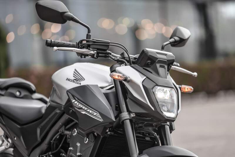 painel TFT de 5 polegadas da Honda CB 500 Hornet 2027 e comandos iluminados, foto horizontal detalhada