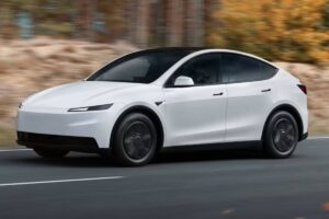 carros elétricos e híbridos em avenida europeia com estações de recarga ao fundo, foto horizontal de rua urbana