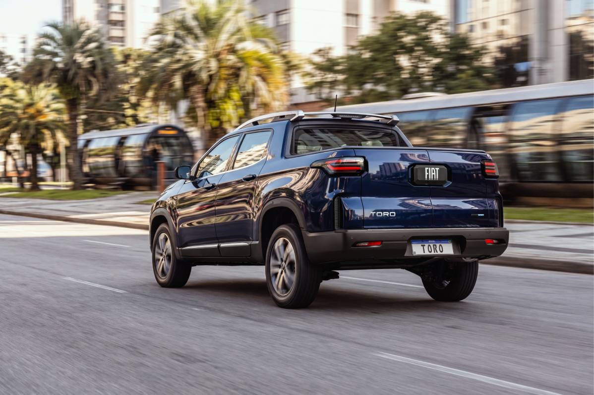 Até 12% menos: O que muda na Fiat Toro 2027 Fiat Toro 2027 estreia sistema híbrido leve com motor flex