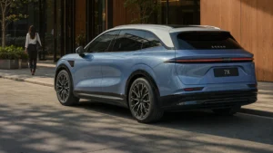 Zeekr 7X Premium: SUV elétrico estreia com 421 cv Zeekr 7X Premium 2027 em vista frontal, pintura azul Brook com teto prata, estacionado em cenário urbano, landscape