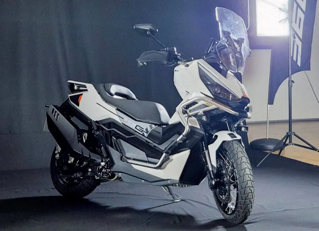Vale o preço? Zontes 368G estreia com 39 cv no Brasil linha de montagem de scooter estilo Zontes 368G em Manaus, foco em carenagem e rodas raiadas, landscape