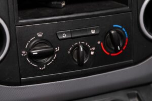 Ar quente demora? Quando é normal e quando virou defeito painel de climatização de carro popular brasileiro com seletor no quente e saídas de ar, foto horizontal interna