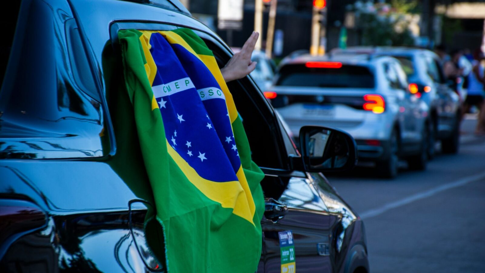 Bandeira no carro na Copa pode render multa?
