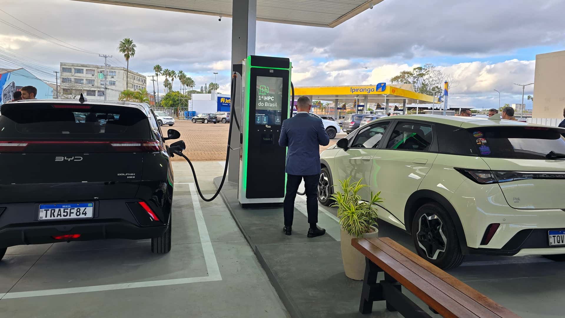 RAV4 Plug-in: Toyota rebate crítica com 6 mil casos RAV4 Plug — imagem oficial