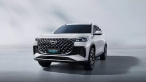 Tiggo PHEV sobe R$ 10 mil após lote de estreia CAOA Chery Tiggo 7 Pro PHEV 2027 e Tiggo 8 Pro PHEV 2027 lado a lado em frente a concessionária no Brasil, foto frontal horizontal