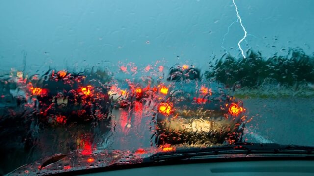 Dirigir na chuva e neblina: 7 erros que viram risco