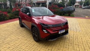 Renault Boreal Techno cinza em foto frontal três quartos, estacionada em avenida urbana, landscape