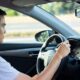 Atenção: Mão solta no volante pode gerar multa