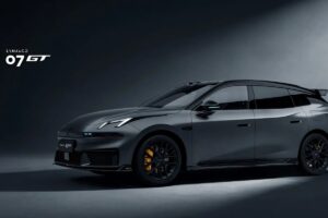 Peruas chinesas voltaram? Lynk & Co 07 GT dá recado Lynk & Co 07 GT em foto frontal horizontal, mostrando assinatura luminosa dividida e perfil baixo de perua esportiva