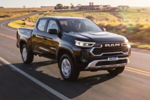 Ram amplia a Dakota com foco em venda direta Ram Dakota Big Horn 2027 prata, foto frontal em estrada de terra, landscape