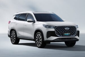 CAOA Chery Tiggo 8 PHEV 2027 em foto frontal três quartos, cor branca, estacionado em avenida urbana, landscape