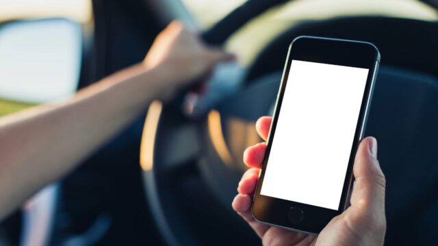 Celular ao volante: Multas disparam em São Paulo e Goiânia