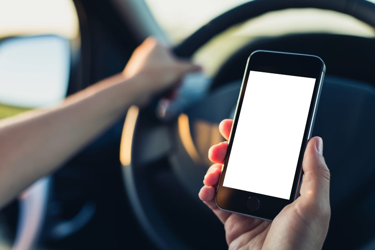 Celular ao volante: Multas disparam em São Paulo e Goiânia