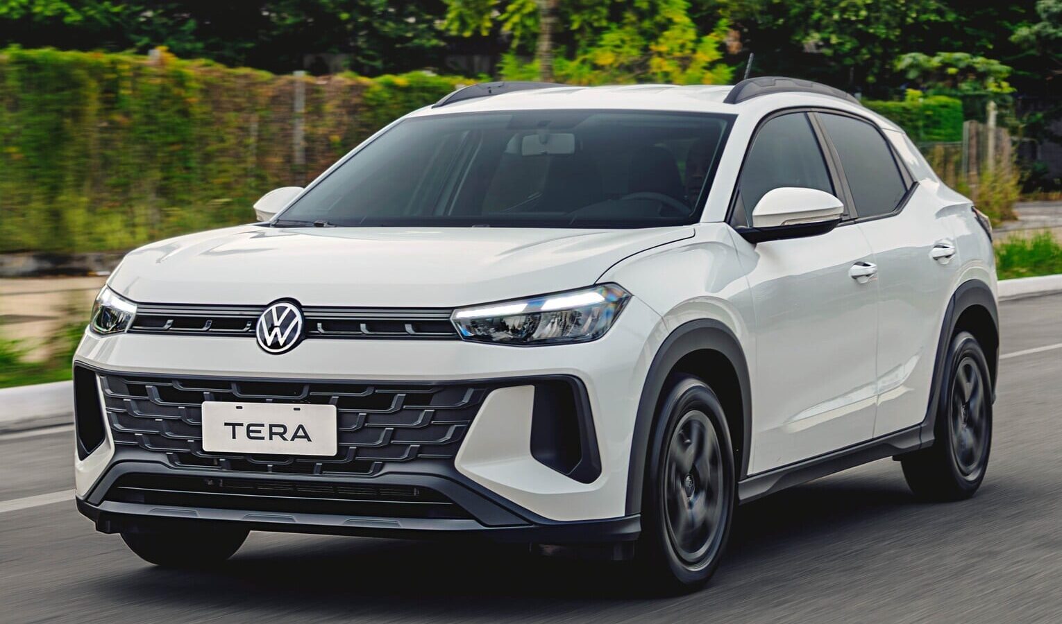 Volkswagen Tera 2026 branco, foto frontal em concessionária da marca no Brasil, horizontal