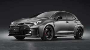 Carros japoneses vão baixar com acordo Mercosul? Toyota GR Corolla branco em vista frontal, estacionado em concessionária brasileira, foto horizontal