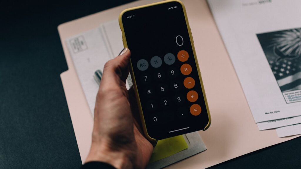 Gravame: o que é, tipos e como dar baixa após quitar o carro Contrato de financiamento e documento do veículo sobre a mesa
