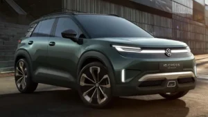 ID. Cross vazado mostra novo SUV elétrico da Volkswagen Volkswagen ID. Cross elétrico esverdeado visto de frente e com faróis acesos