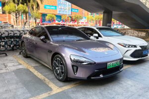 pátio de fábrica de carros elétricos na China com fileiras de veículos compactos, foto horizontal mostrando grande volume de produção