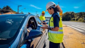 Multas em SP 2026: Top 5 e valores das autuações Agente de trânsito em avenida de São Paulo com fluxo intenso de carros e motos, fiscalização urbana em horário de pico, landscape