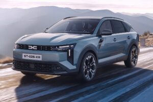 Dacia Striker: SUV cupê híbrido pode inspirar futuro Renault no Brasil Dacia Striker na cor cinza escura, foto lateral em estrada de montanha europeia mostrando silhueta de perua elevada, landscape
