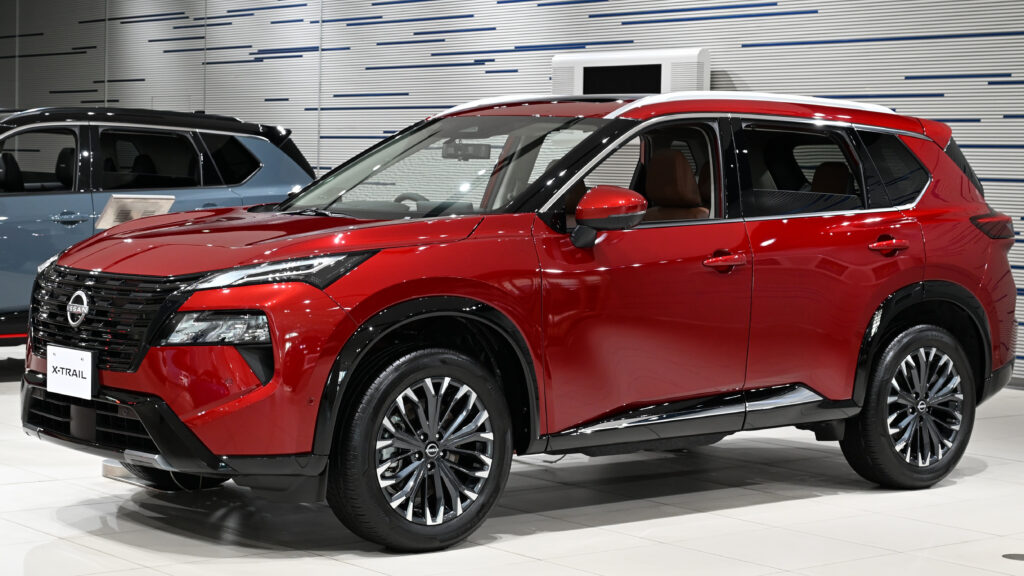 Nissan volta a apostar no X-Trail no Brasil, mas a chegada ainda é um mistério Nissan X-Trail G e-4ORCE vista lateral três-quartos, versão híbrida