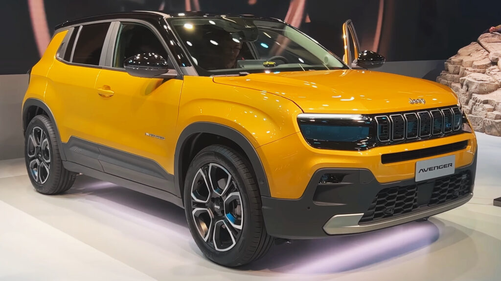 Jeep Avenger começa a ser produzido no Brasil, e a Jeep promete não ficar atrás em preço Frente do Jeep Avenger destacando grade e faróis do SUV compacto