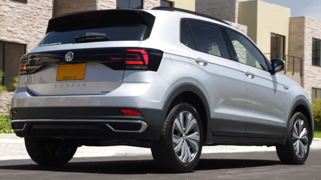 Depois de anos só subindo, a Volkswagen fez o improvável com o preço do T-Cross Traseira do Volkswagen T-Cross, mostrando o design traseiro