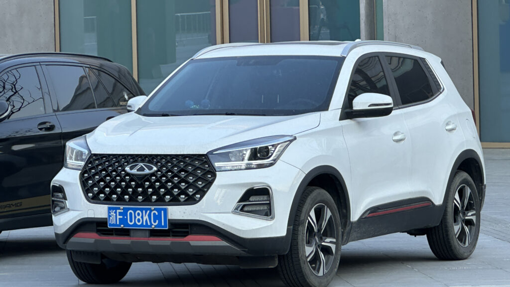 SUV chinês fica bem mais barato para taxistas Chery Tiggo 5x Pro em vista frontal três-quartos