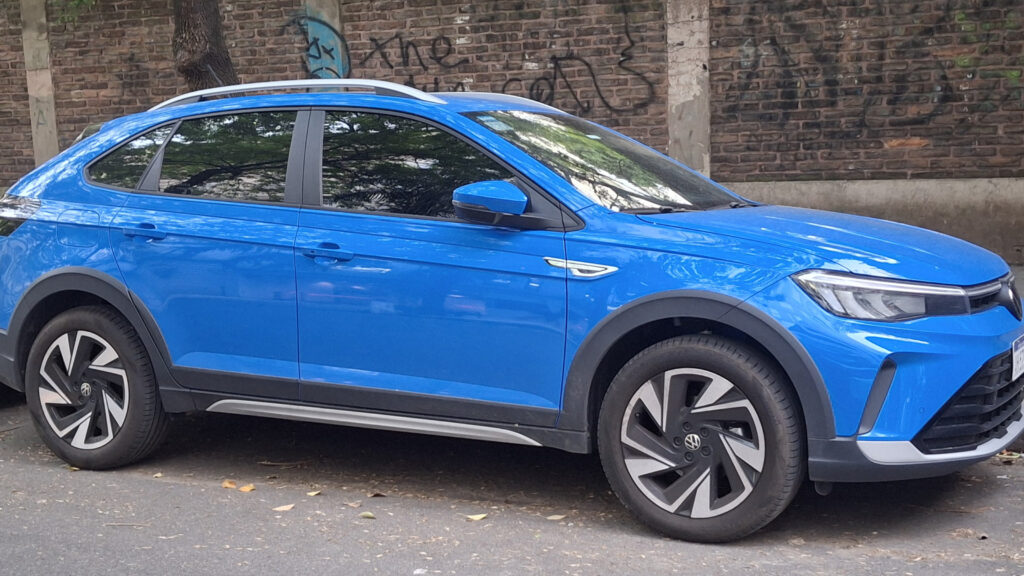 Volkswagen Nivus 2025 em vista lateral, cor azul