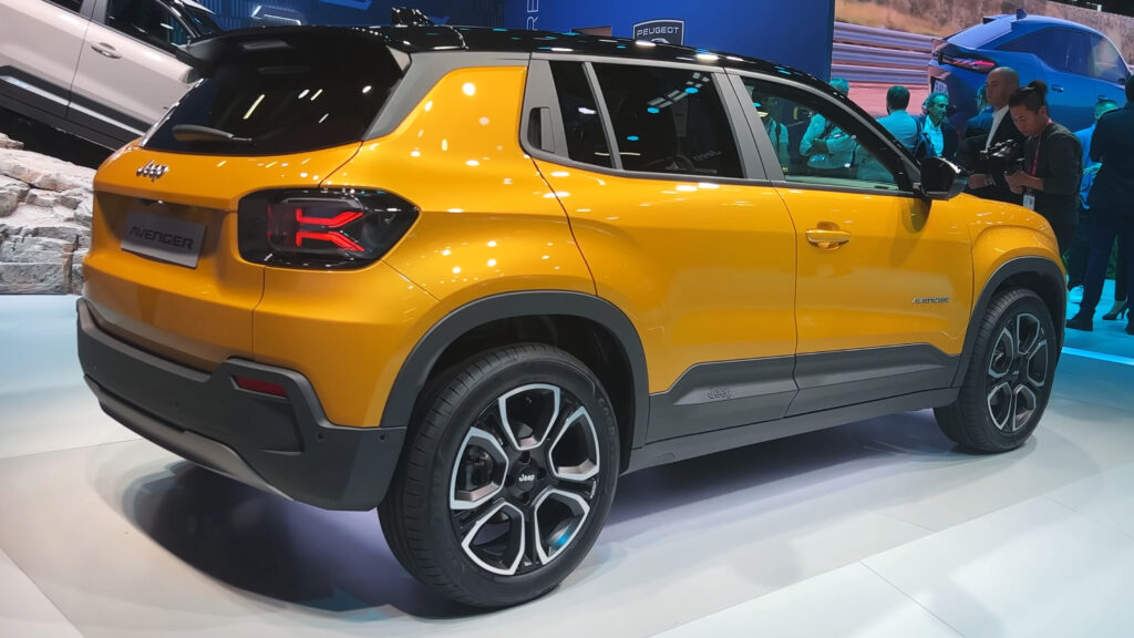 Jeep Avenger começa a ser produzido no Brasil, e a Jeep promete não ficar atrás em preço Traseira em três quartos do Jeep Avenger, modelo que passa a ser produzido no Brasil