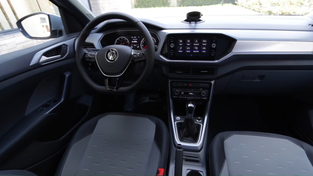 Depois de anos só subindo, a Volkswagen fez o improvável com o preço do T-Cross Interior do Volkswagen T-Cross, painel e bancos dianteiros