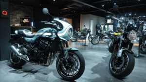 Kawasaki Z900RS, naked retrô da Kawasaki, ao lado da versão Café
