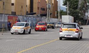 Toxicológico na 1ª CNH: RJ já tem data de corte Atendimento de habilitação no Detran-RJ, balcão de primeira CNH com candidatos aguardando, foto horizontal
