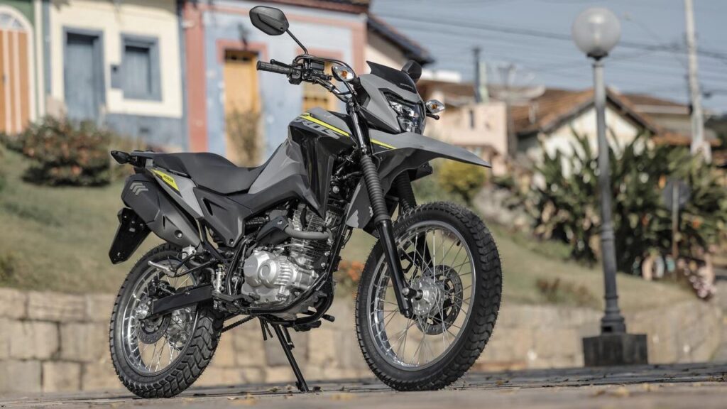 Honda Bros 160: a trail que o Brasil não larga Honda NXR 160 Bros 2025 versão ABS em vista frontal-lateral com painel digital em destaque