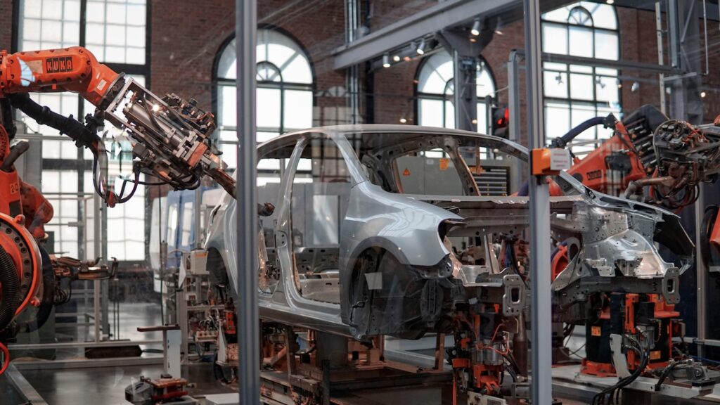 Brasil assume topo mundial em compra de carros chineses Linha de montagem automotiva com braços robóticos industriais