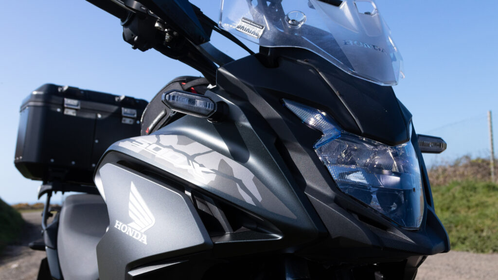 Honda CB 500X: por que a Honda tirou essa trail de linha Detalhe em close-up do motor bicilíndrico e painel da Honda CB 500X
